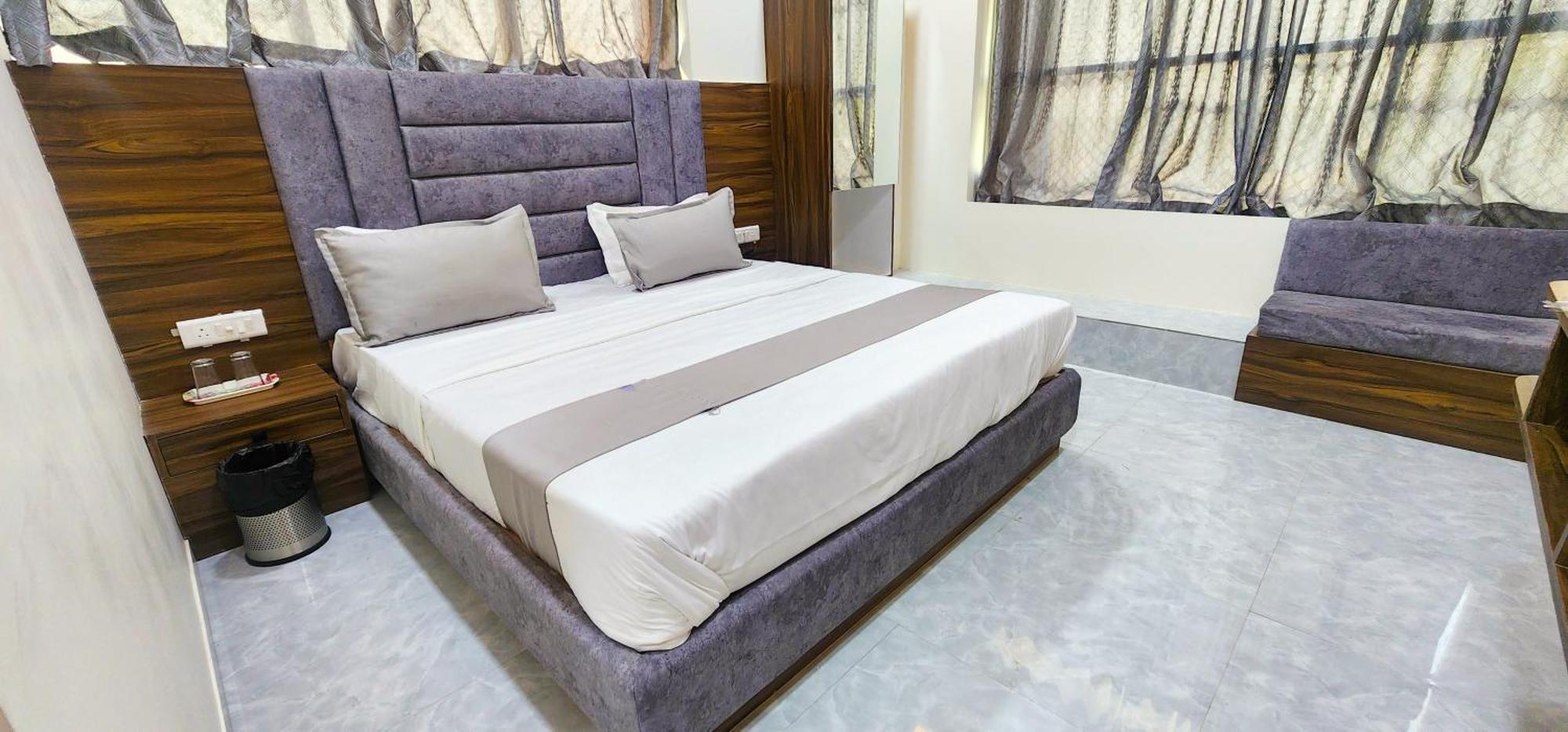 Hotel Nova Blue Ahmedabad Eksteriør billede