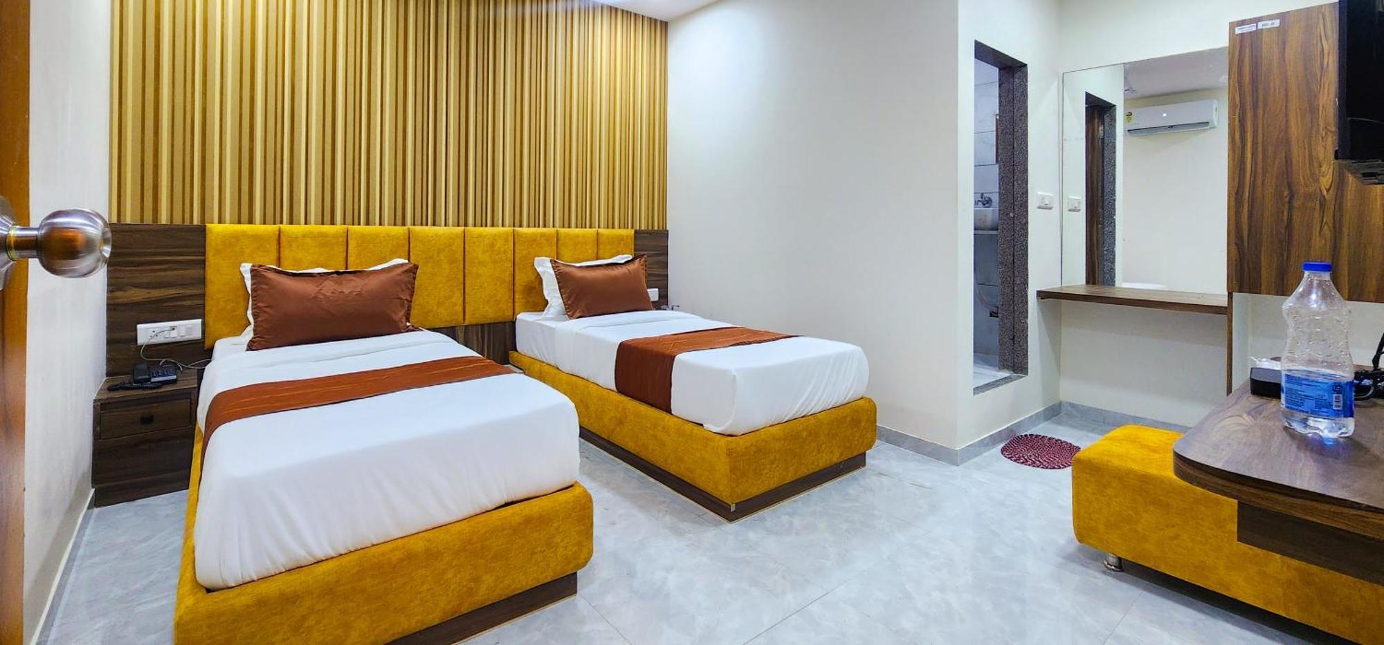 Hotel Nova Blue Ahmedabad Eksteriør billede