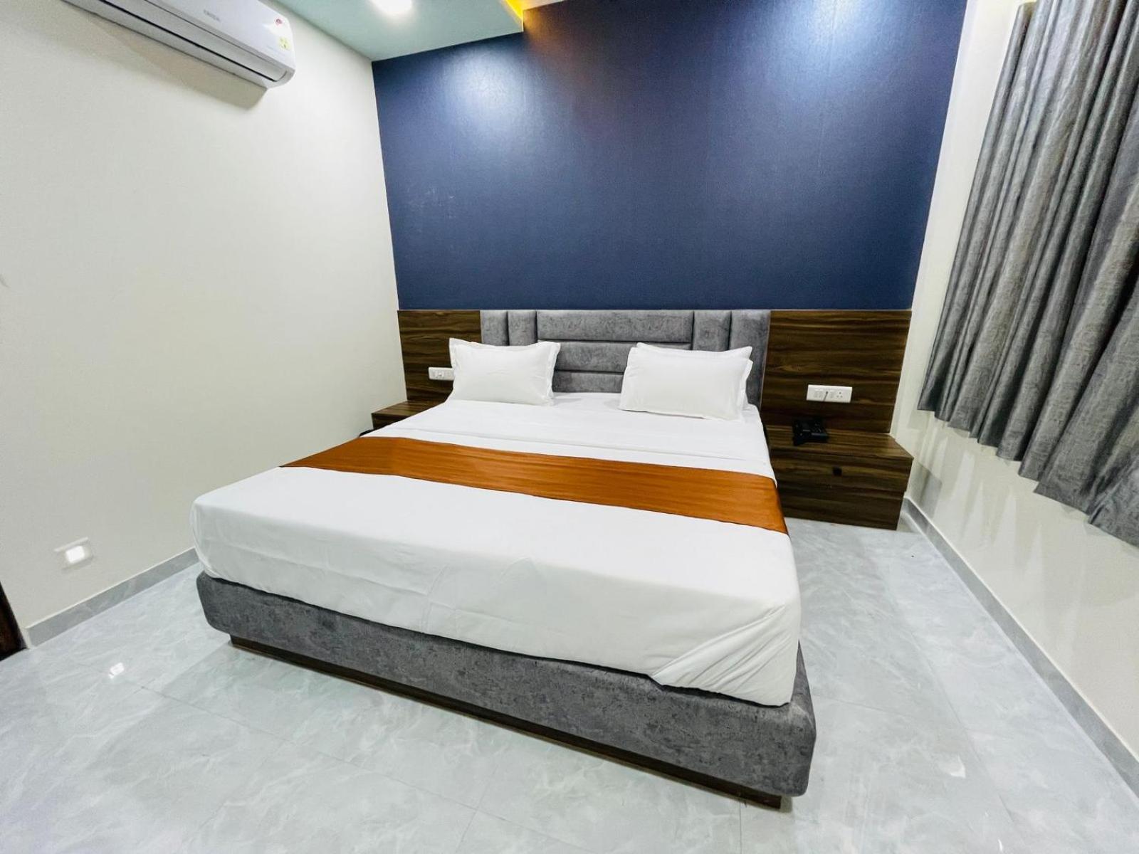 Hotel Nova Blue Ahmedabad Eksteriør billede