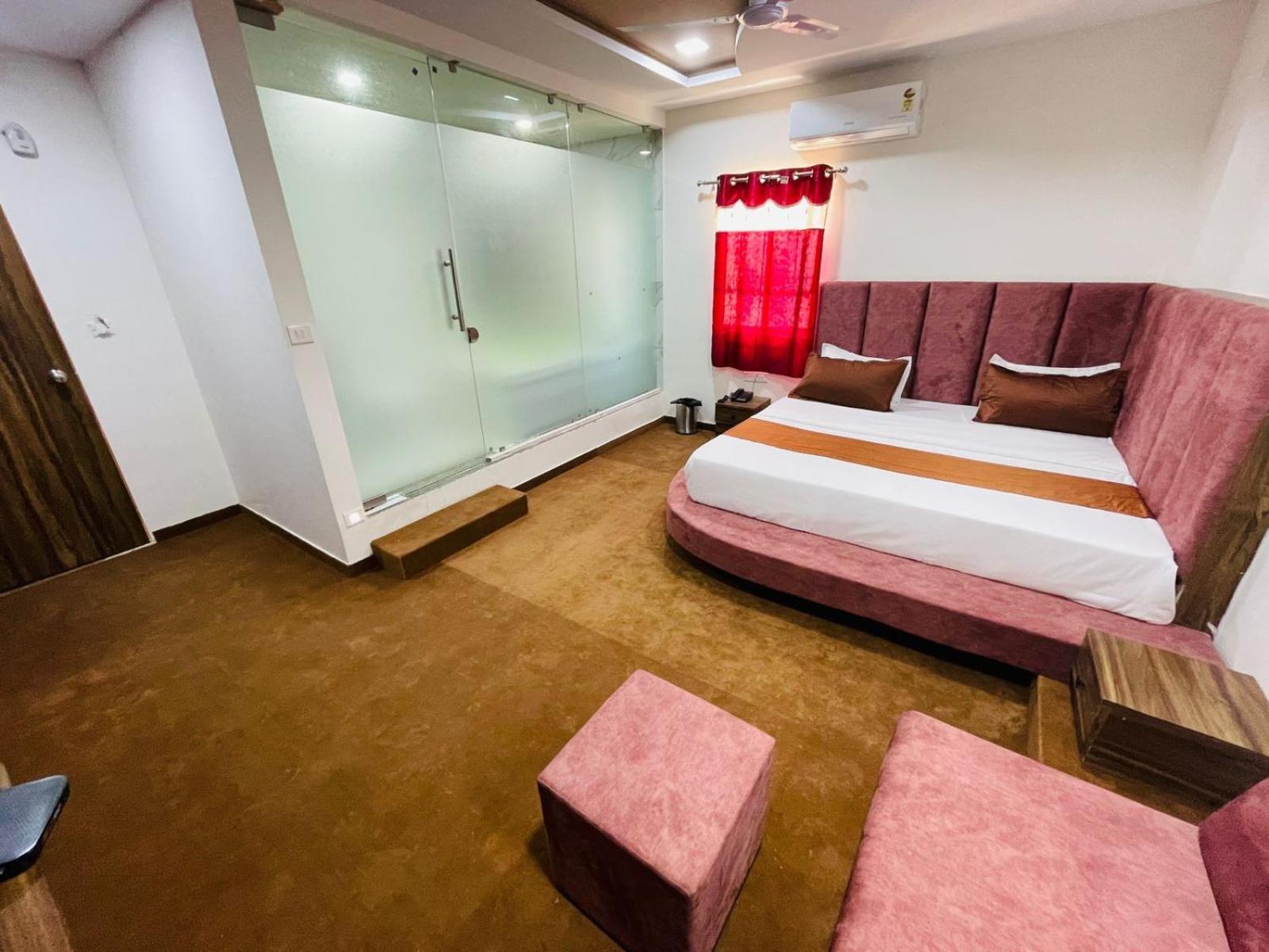 Hotel Nova Blue Ahmedabad Eksteriør billede