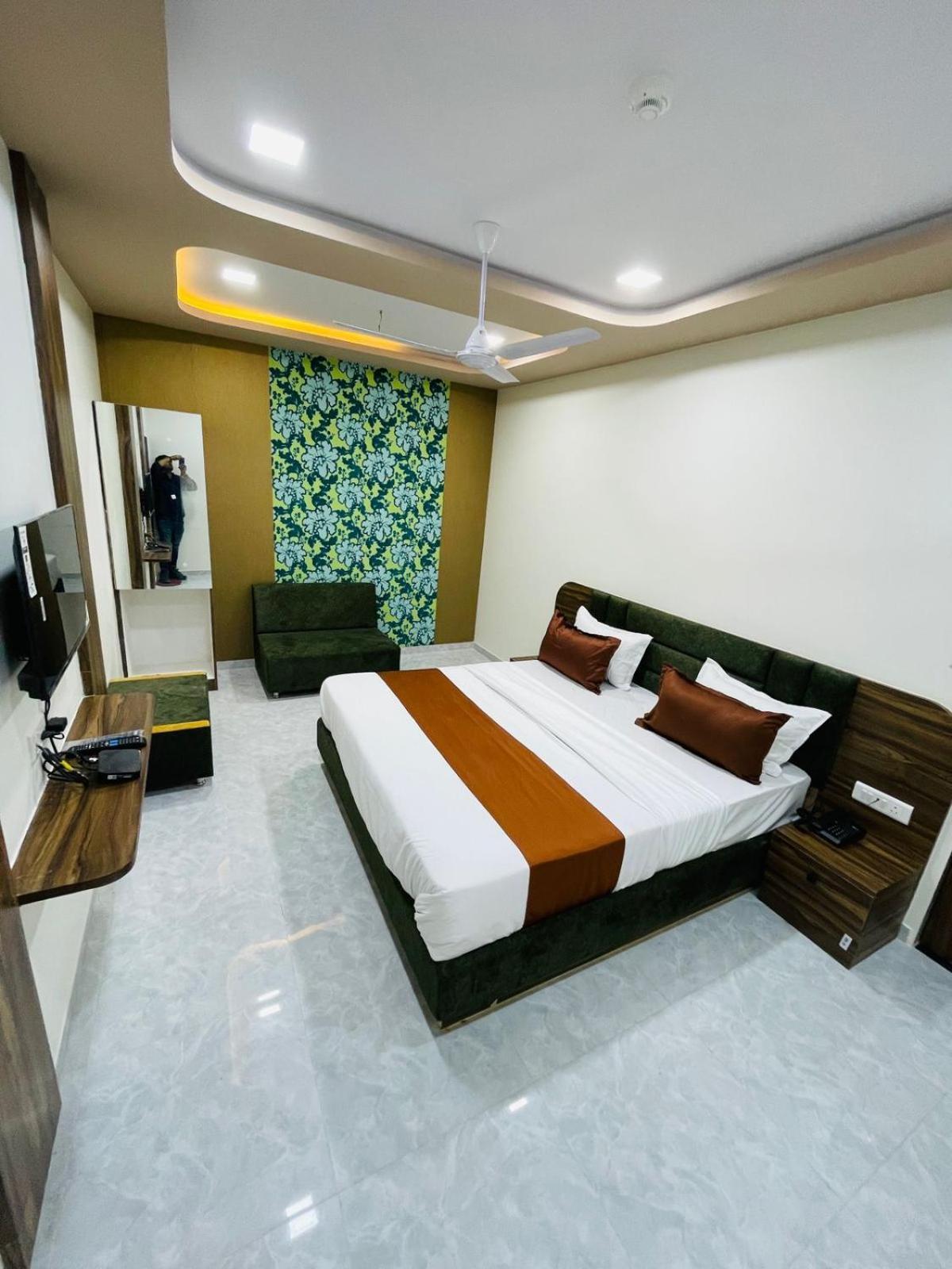 Hotel Nova Blue Ahmedabad Eksteriør billede