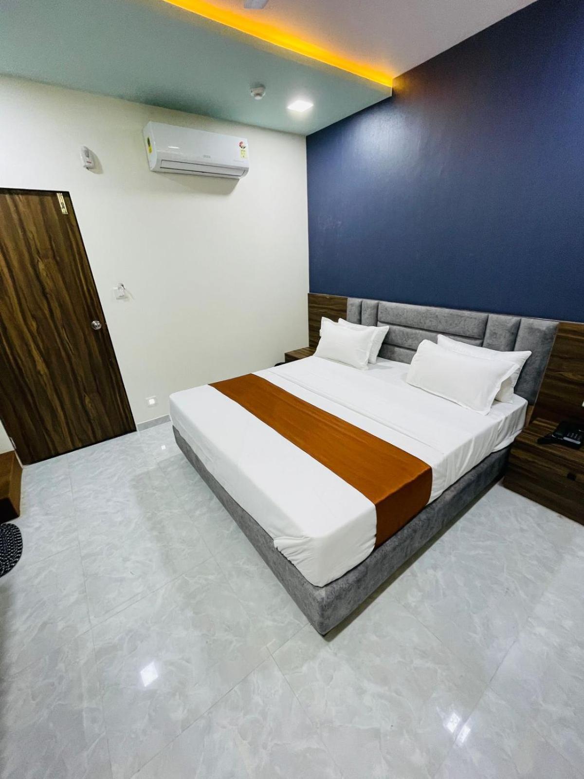 Hotel Nova Blue Ahmedabad Eksteriør billede