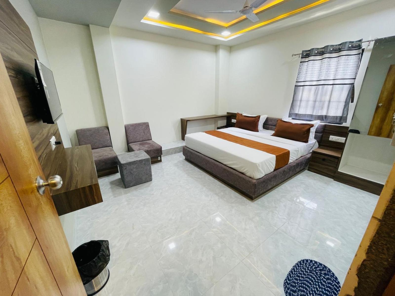 Hotel Nova Blue Ahmedabad Eksteriør billede