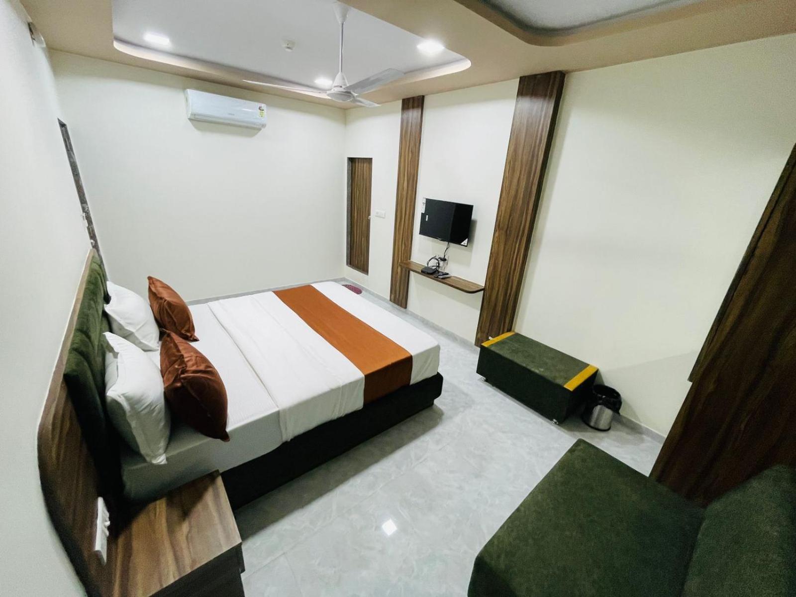 Hotel Nova Blue Ahmedabad Eksteriør billede