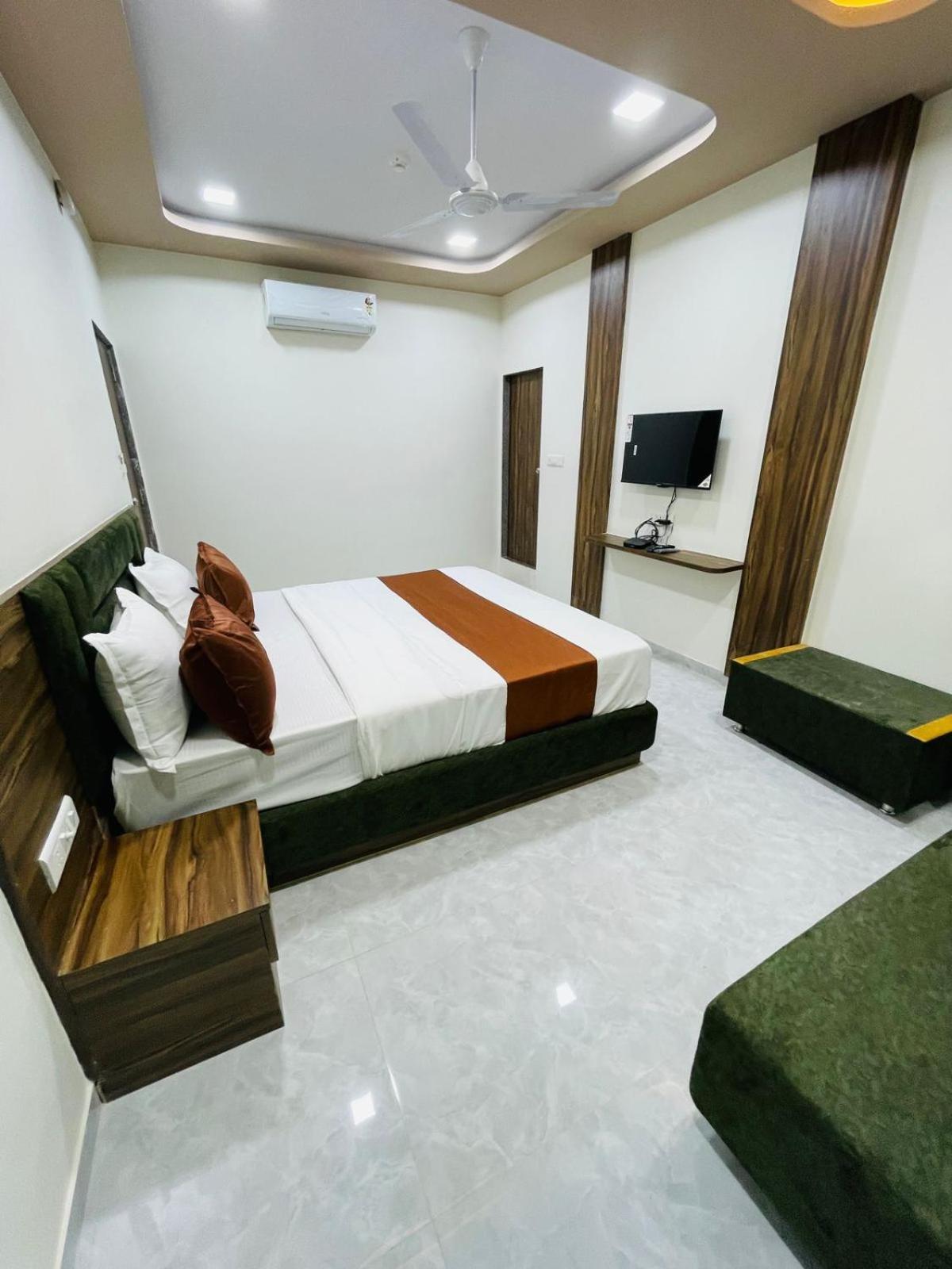 Hotel Nova Blue Ahmedabad Eksteriør billede