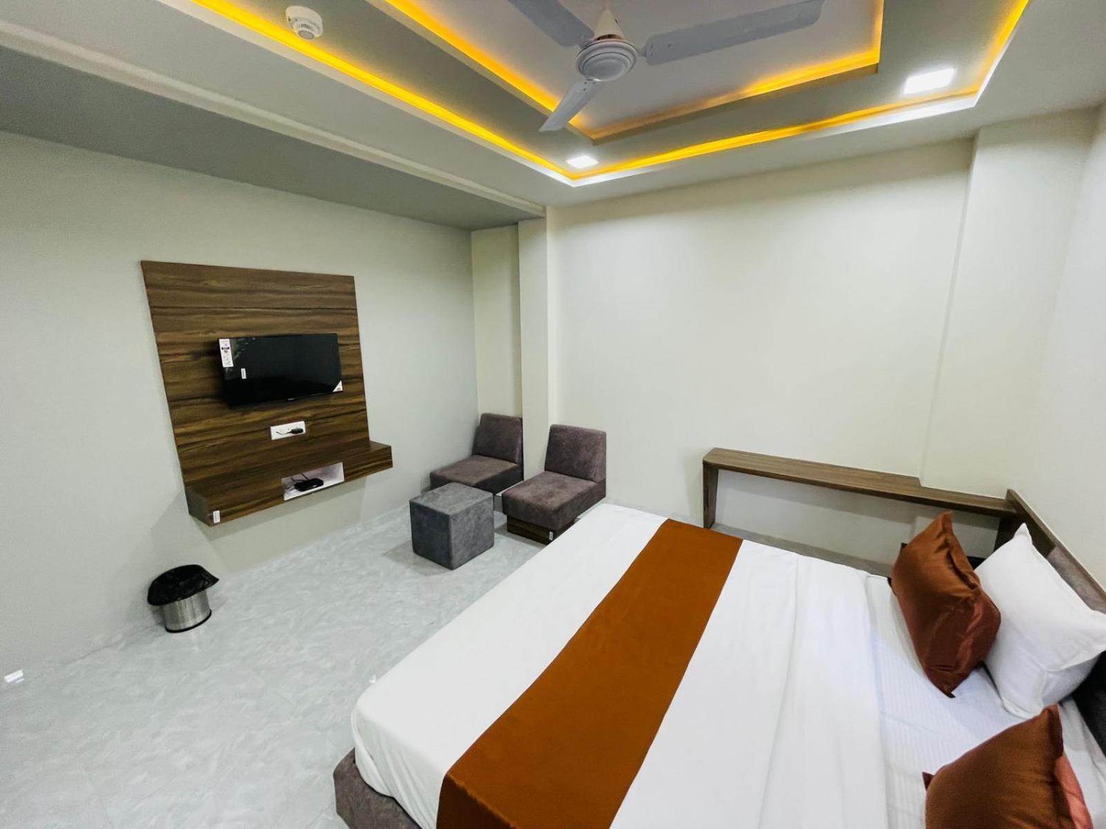 Hotel Nova Blue Ahmedabad Eksteriør billede