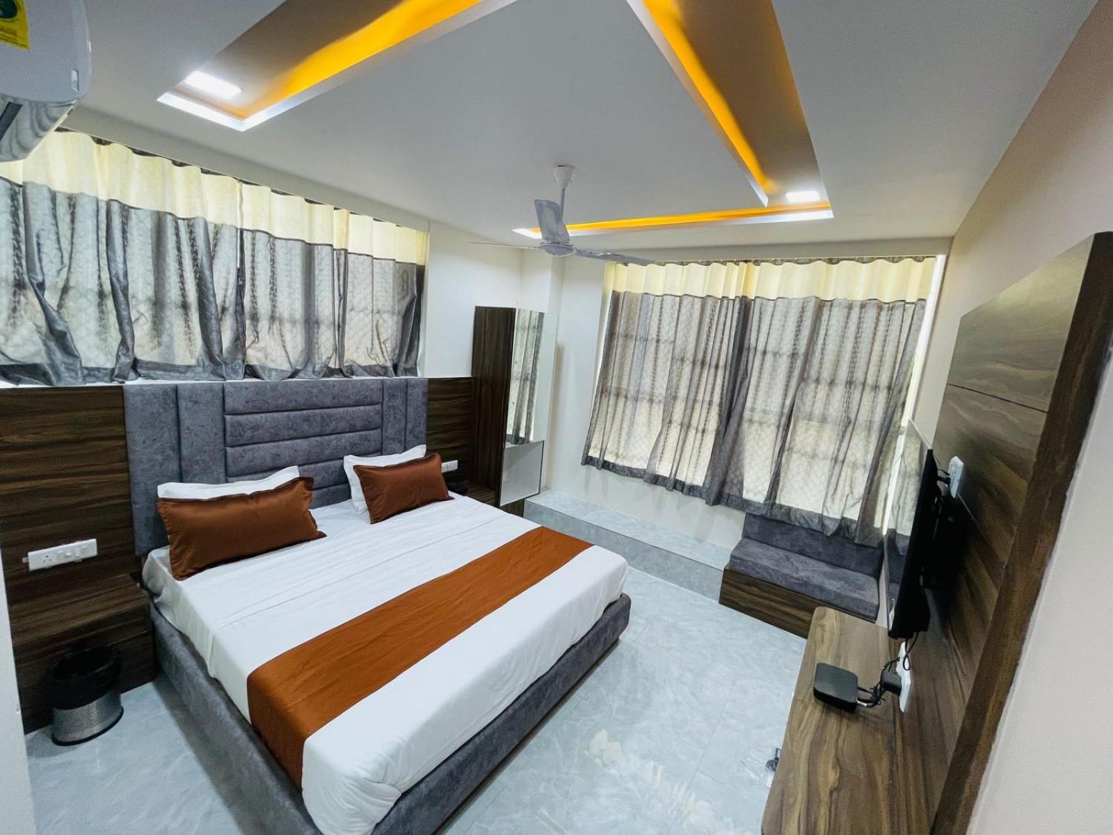 Hotel Nova Blue Ahmedabad Eksteriør billede